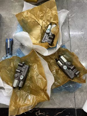 Venta directa de fábrica de máquinas de excavación de tamaño estándar Cat305.5E2 Montaje de bomba hidráulica/ Solenoide Resistencia a altas temperaturas de máquinas de excavación de orugas Partes de repuesto hidráulicas